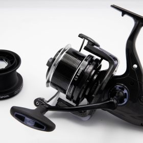 Mulineta Crap si Somn, CF 8000, cu 11 rulmenti, tambur aluminiu, BaitRunner, multirol – Feeder / Stationar – produs nou